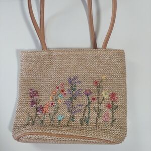 Woven handbag with floral design